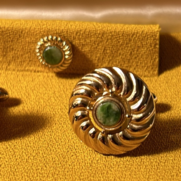 Vintage Jade swirl cuff links and tie pin with chain. - Picture 4 of 10
